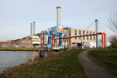 913312 Gezicht op de Industriehavenbrug te Utrecht, vanaf het plantsoen aan de Keulsekade, met op de achtergrond de ...
